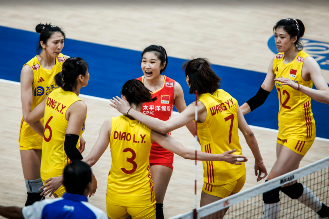 虎扑体育-三湘山猫队失利漓江雄鲨队，体操巡回赛上演关键失误成转折！主场山呼海啸(潘展乐最后一棒上演精彩反超)