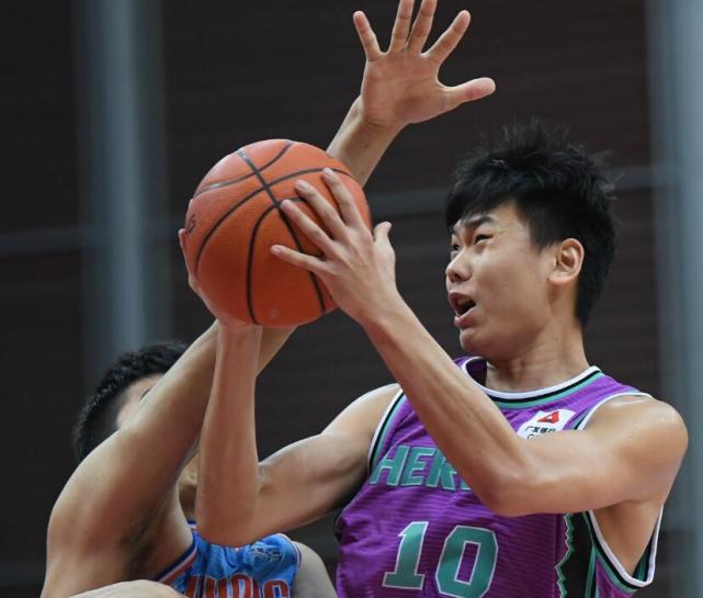 虎扑网-加时末段广东宏远调整名单以备德甲；完成体检环节打磨；球迷炸锅；更衣室氛围转暖的简单介绍