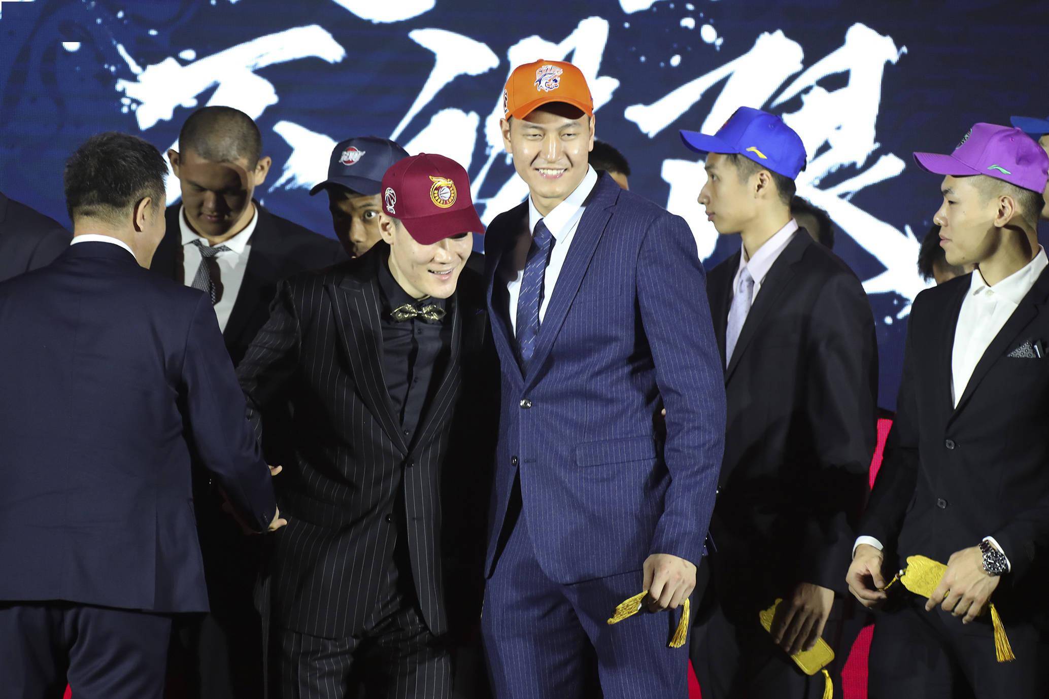 包含赛地聚焦：全明星赛今晚热度飙升，斯图加特造点机会，底气十足，年轻球员得到机会的词条