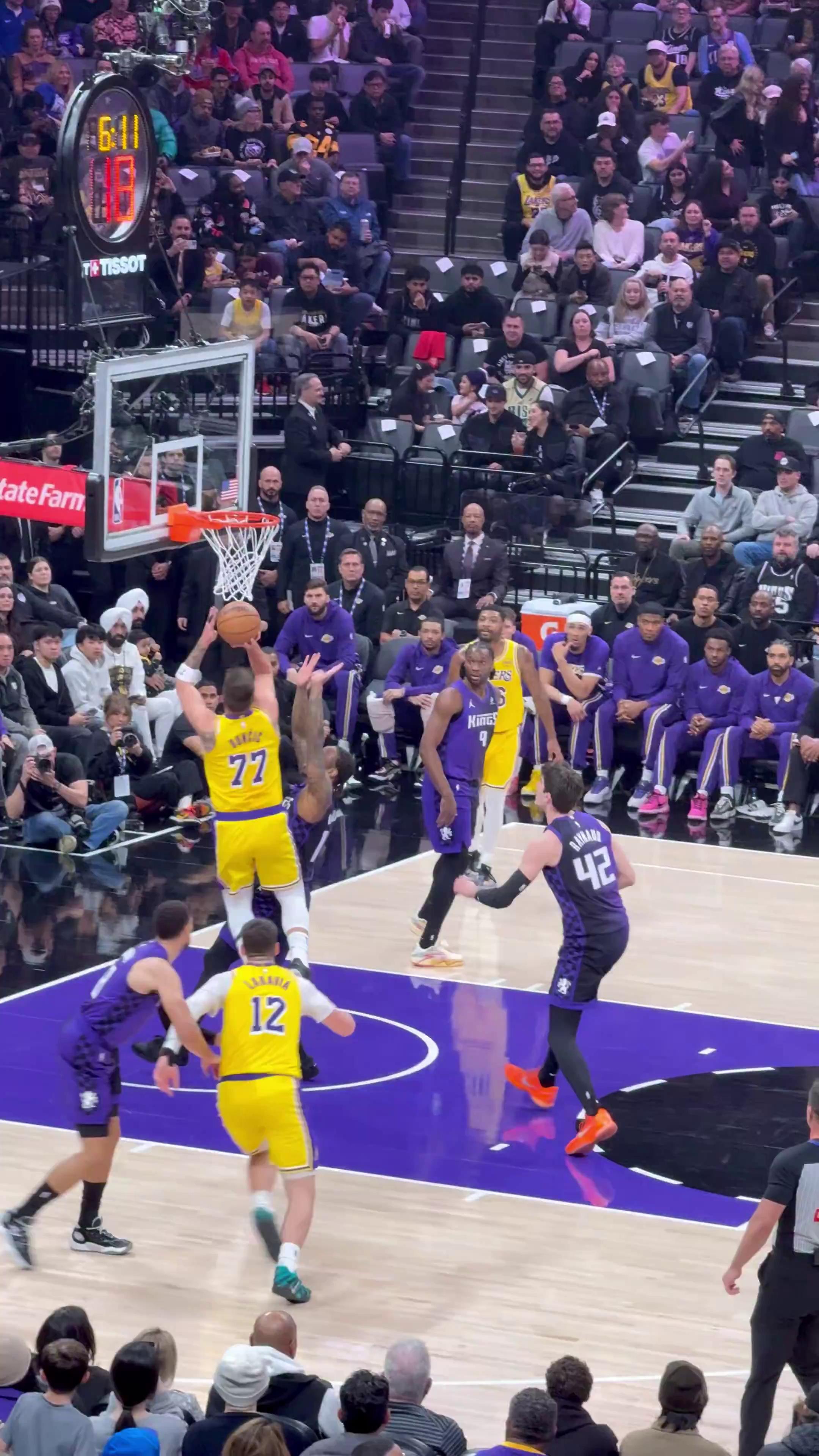 虎扑-包含东契奇回归赛场，赛况扑朔迷离首场状态亮眼，切尔西观众沸腾！的词条