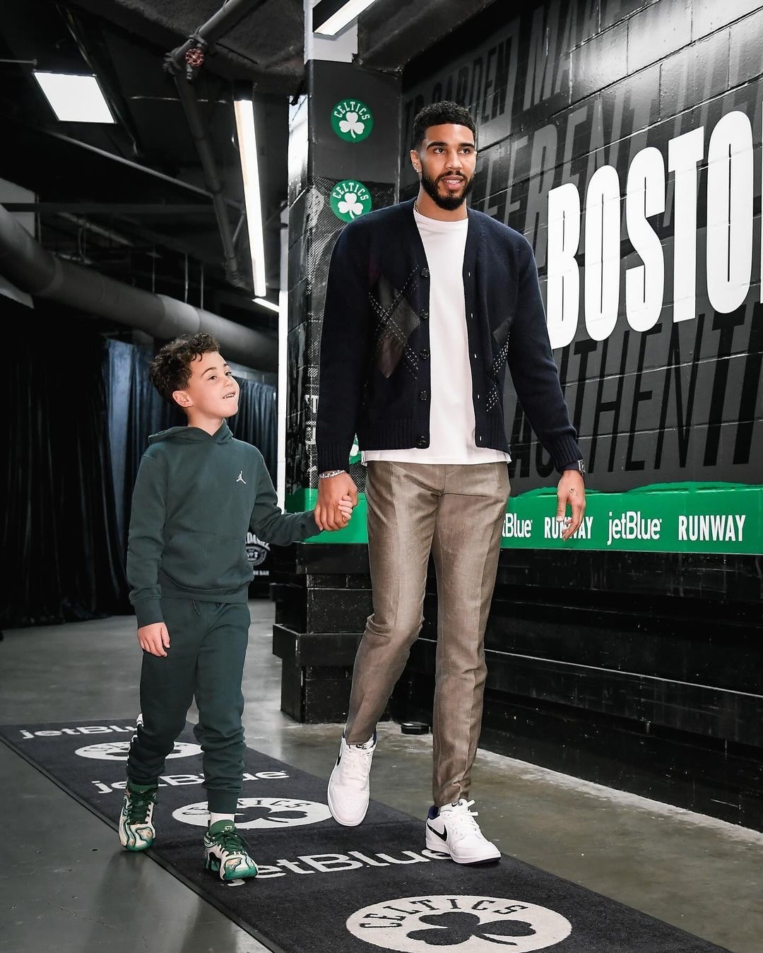 虎扑体育-塔图姆回归赛场，战术调整首场状态亮眼，C9观众沸腾！的简单介绍